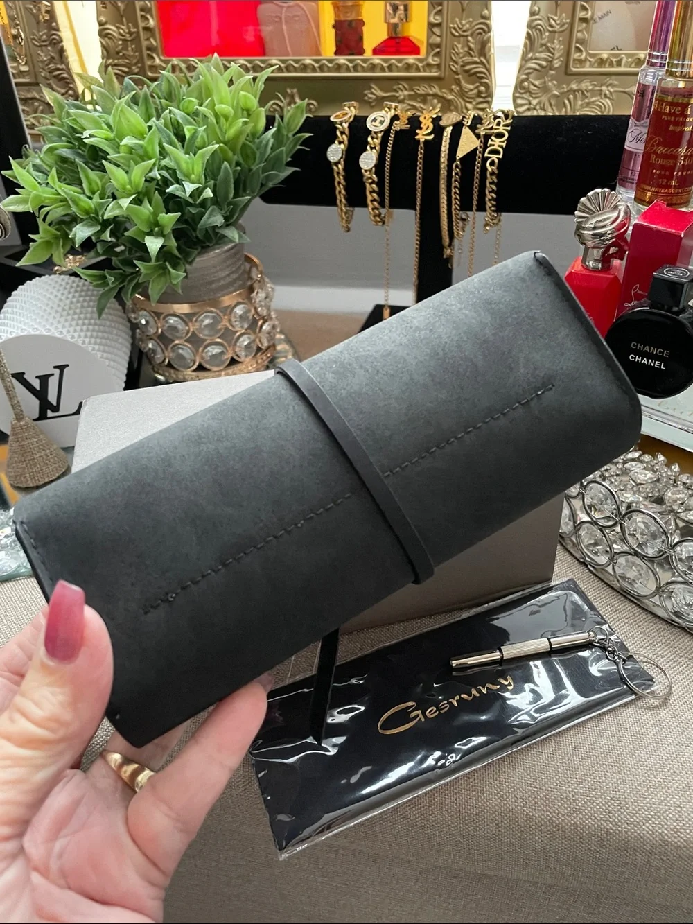 ✨Gesruny Black Sunglasses Case with Box and Accessory✨NEW with Box